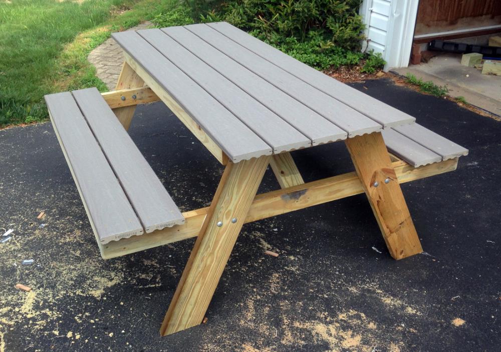 Build an Outdoor Picnic Table in Just One Weekende
