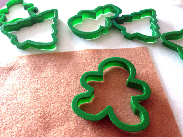 Using cookie cutters to make felt ornaments for an advent calendar