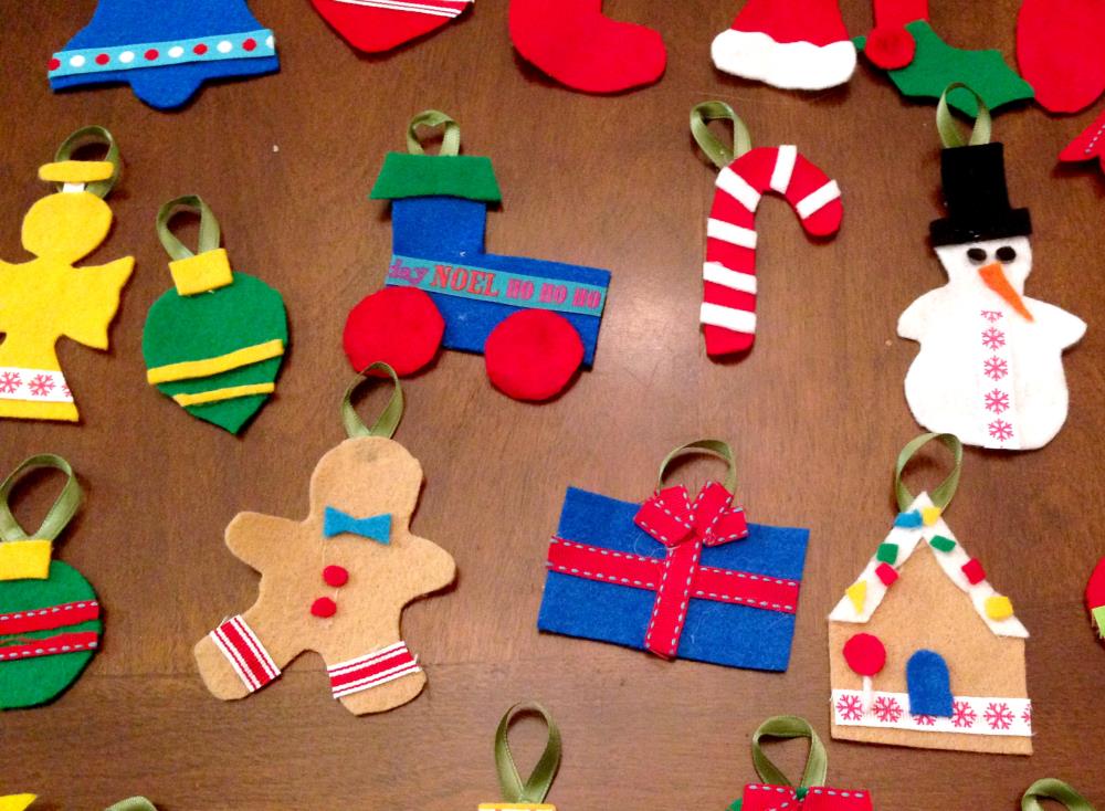 Making Ornaments for the DIY Advent Calendar Made of Felt